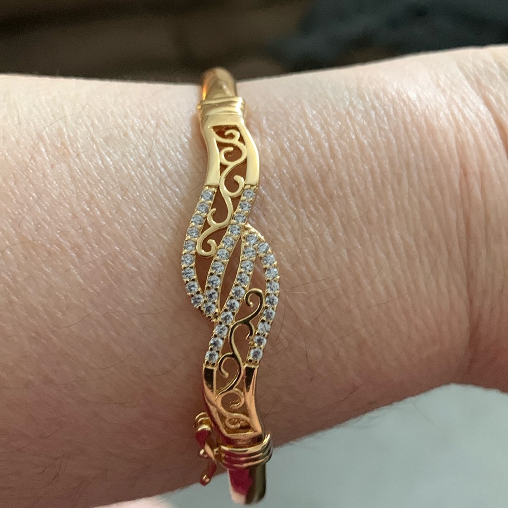 Gold tone, beautiful filigree braceletl